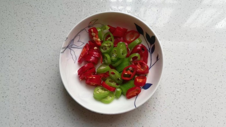 香辣臭干子,青红尖椒各一个切圈备用;
