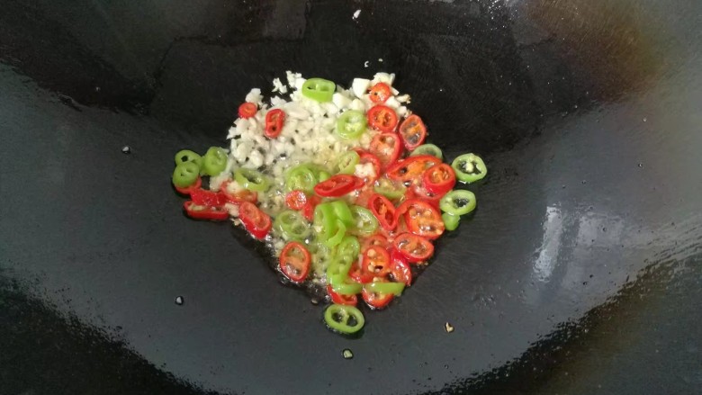 香辣臭干子,锅中留少许底油,先下蒜末和青红椒煸出香味;