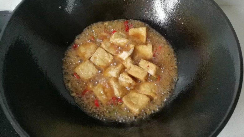 香辣臭干子,下入炸好的臭干子,烧煮至浓稠收汁;