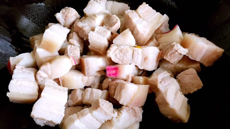红烧肉,锅内放油烧至五成热,放入肉块翻炒片刻。