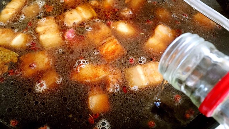 红烧肉,添清水没过肉块,倒入<a style='color:red;display:inline-block;' href='/shicai/ 718'>料酒</a>。