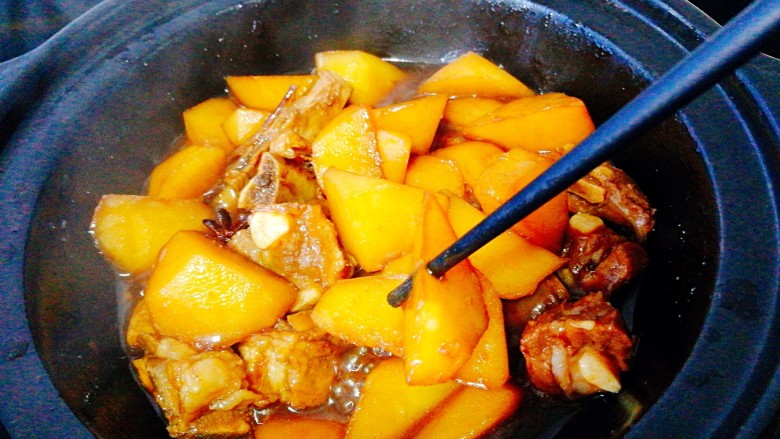 圆土豆+土豆烧排骨,土豆用筷子插,如图已熟,不要煮太烂,这样口感刚刚好