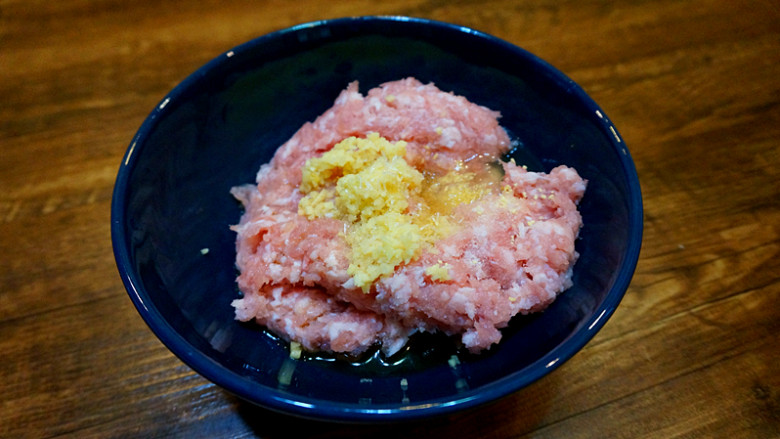 冬瓜肉丸汤里,肉剁成肉糜,加入到一个大一点的碗里,加入剁好的菱角沫
然后打入一个蛋清(筷子在鸡蛋两头各捅一个洞,蛋清就自然流下来了)
姜末【一定要切的细细的】适量料酒,然后少许盐
然后彻底搅拌均匀