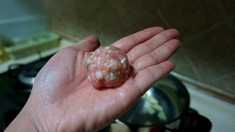 冬瓜肉丸汤里,我是直接用手搓成一个个大小均等的圆子
一边弄一边放入到锅里
待肉丸子全部变色发紧时,用汤勺轻轻推动
这样就不会粘连