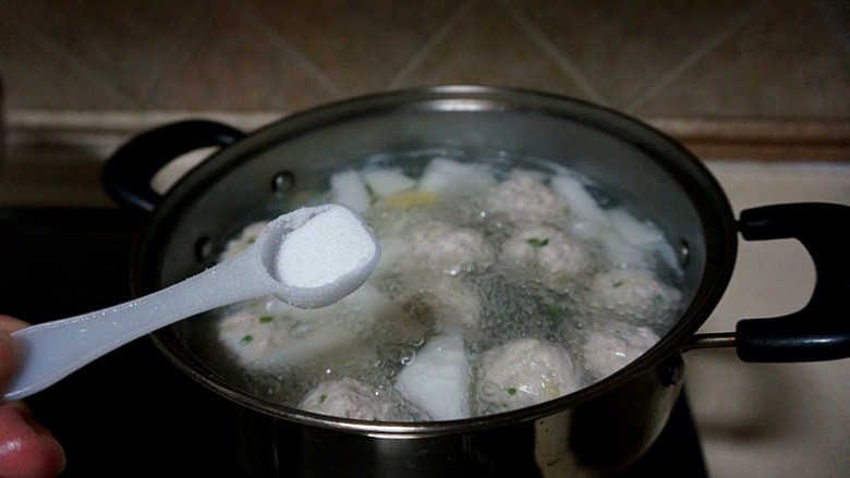 冬瓜肉丸汤里,加入适量盐,少许鸡粉把汤味儿提起来