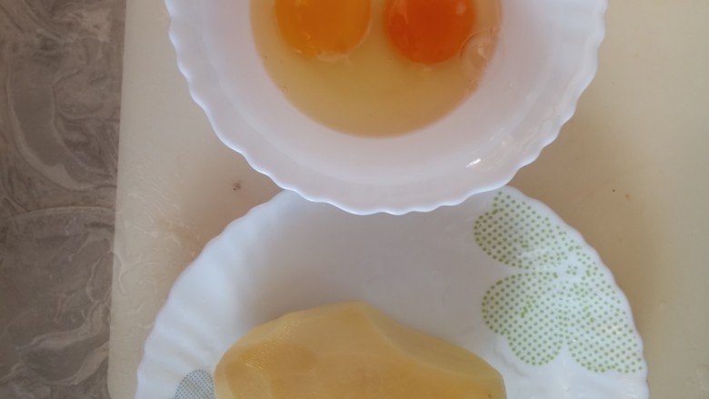 #圆土豆#春饼卷土豆丝,鸡蛋磕到碗里。土豆去皮清洗干净