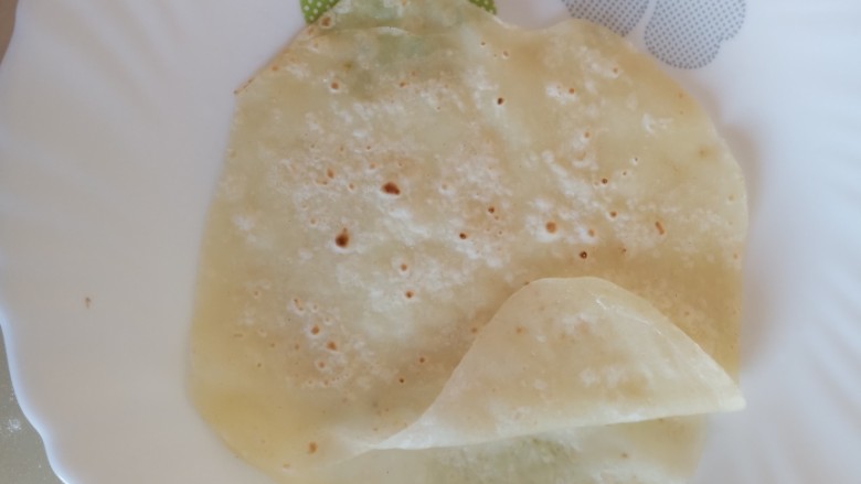 #圆土豆#春饼卷土豆丝,把饼掀开一个角,分成两半