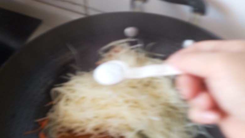 #圆土豆#春饼卷土豆丝,加盐调味