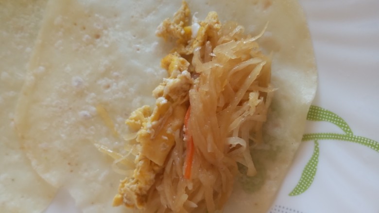 #圆土豆#春饼卷土豆丝,放上鸡蛋和土豆丝卷起来即可