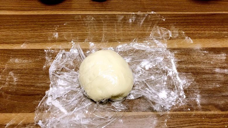 葱香鸡蛋手抓饼,面团上抹少量油,盖上保鲜膜醒30分钟
