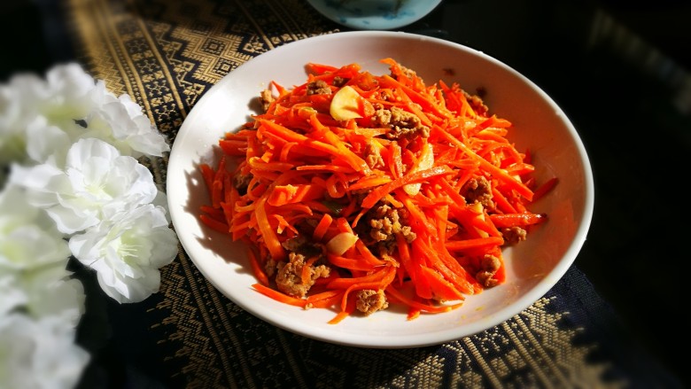 美白菜谱～胡萝卜肉末