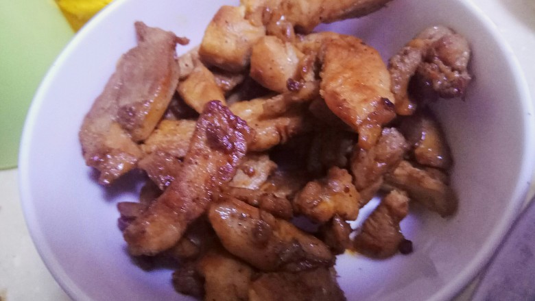 粗粮时蔬鸡肉卷饼,<a style='color:red;display:inline-block;' href='/shicai/ 101'>鸡胸肉</a>切薄片，一勺一品鲜酱油，适量十三香，适量盐，两片<a style='color:red;display:inline-block;' href='/shicai/ 37'>姜</a>，蒜末，腌制20分钟左右
少量油，热油锅，下<a style='color:red;display:inline-block;' href='/shicai/ 101'>鸡胸肉</a>，煎至两面发白微黄，淋一点点酱油上色，出锅备用