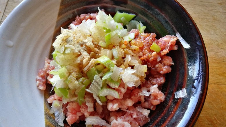 美白菜谱~胡萝卜肉末,加少许<a style='color:red;display:inline-block;' href='/shicai/ 720'>胡椒粉</a>