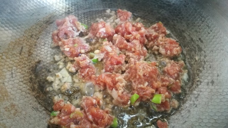 美白菜谱~胡萝卜肉末,锅中油热 下肉末