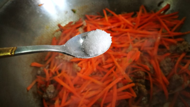 美白菜谱~胡萝卜肉末,加入适量盐