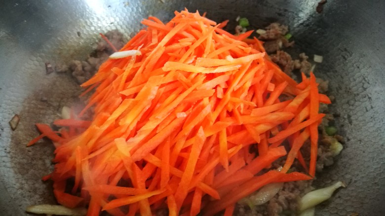 美白菜谱~胡萝卜肉末,倒入胡萝卜丝