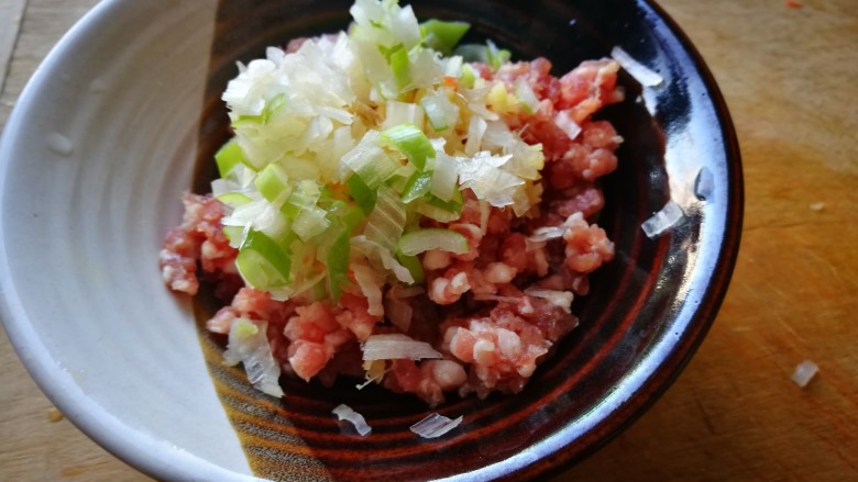 美白菜谱~胡萝卜肉末,加葱花