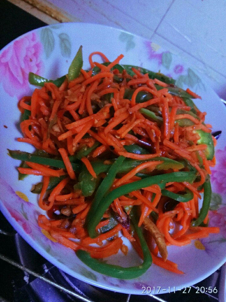 粗粮时蔬鸡肉卷饼,另起锅，少量油，蒜末爆香，青椒，<a style='color:red;display:inline-block;' href='/shicai/ 25'>胡萝卜</a>丝，加适量盐，味精，炒断生即可