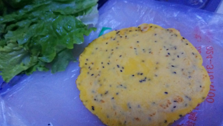 粗粮时蔬鸡肉卷饼,烙饼！全程小火，
很简单，摊均匀，
一面烙至摇晃锅，饼可以动，就翻面，
盖盖子十秒钟，盛出