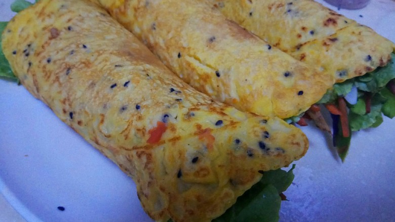 粗粮时蔬鸡肉卷饼,可以卷饼啦~~~
饼刷番茄酱
铺<a style='color:red;display:inline-block;' href='/shicai/ 121'>生菜</a>叶，加上炒好的胡萝卜青椒
鸡胸肉撕碎，＋香菜叶，葱花
👏👏👏