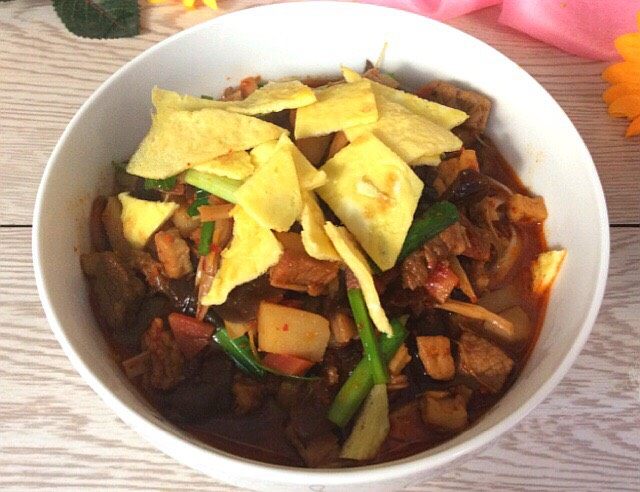 一碗面条+岐山臊子面,浇上汁子,放鸡蛋片,一碗酸,辣,香的岐山臊子面好了
