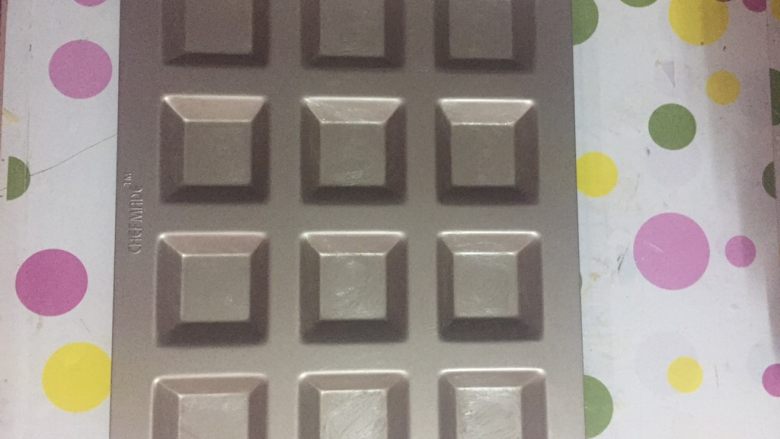 费南雪,模具提前用黄油涂抹一遍,方便脱模
