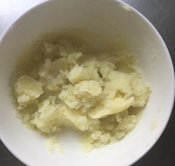 圆土豆+百里香烤土豆塔,压泥,我用的勺子背压的。
