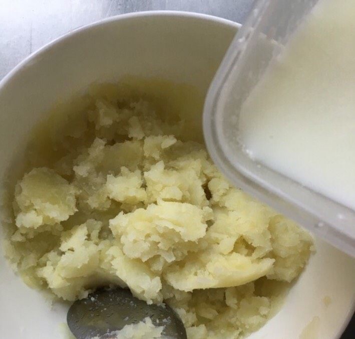 圆土豆+百里香烤土豆塔,加入冲调后的奶,一点点添加搅拌至粘稠的泥状。也可以直接用牛奶。