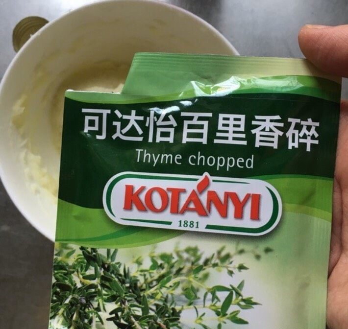 圆土豆+百里香烤土豆塔,加入百里香碎,挺香的,少量即可。宝宝吃可不加,把土豆泥拌好的可分两份,一份加一份不加。