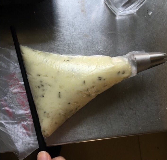 圆土豆+百里香烤土豆塔,放入裱花袋,我用的是三能中齿7162太阳花裱花嘴。