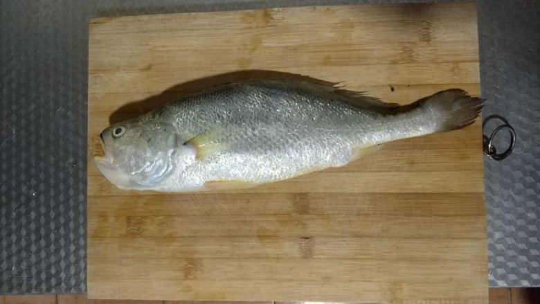 砂锅鱼炖豆腐,鱼去鳞,去内脏。多清洗几遍