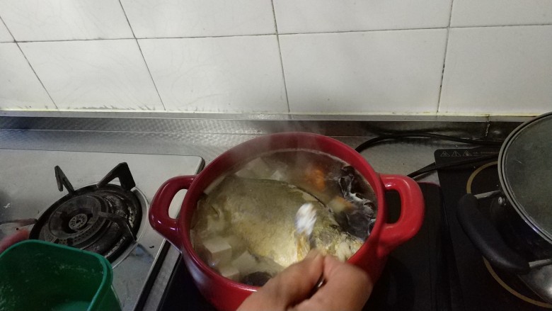 砂锅鱼炖豆腐,加入少量的盐,汤不宜多放盐。放葱花,胡椒面。继续小火煮十分钟。