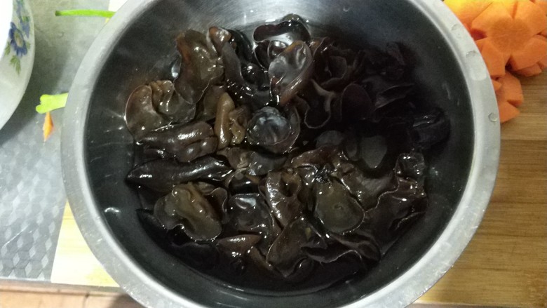 砂锅鱼炖豆腐,<a style='color:red;display:inline-block;' href='/shicai/ 233'>木耳</a>冷水泡发。