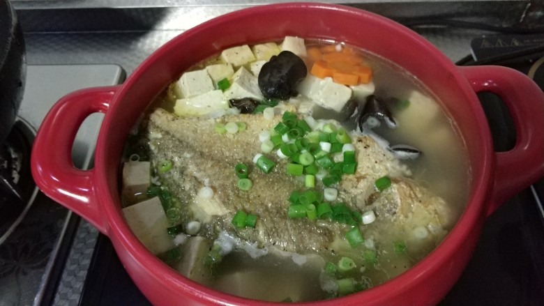 砂锅鱼炖豆腐,出锅,可以再放些香菜。今天没有就没放。