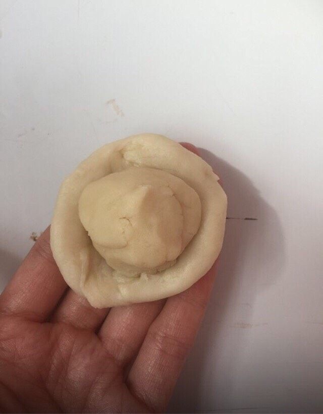 蛋黄酥,取一个油皮，包入油酥，收口。