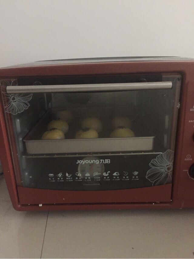 蛋黄酥,烤箱提前预热，175度烤制25分钟即可。