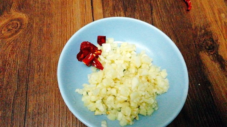 #感恩节食谱#+蒜蓉秋葵,切好蒜末,<a style='color:red;display:inline-block;' href='/shicai/ 86474'>干辣椒</a>段