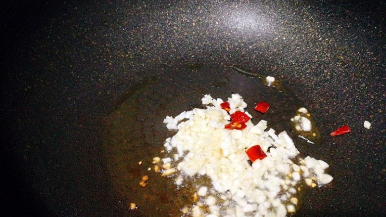 #感恩节食谱#+蒜蓉秋葵,干辣椒,<a style='color:red;display:inline-block;' href='/shicai/ 2795'>蒜头</a>爆香
