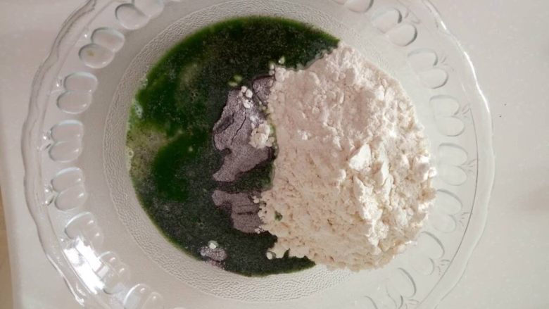 宝宝辅食-双米菠菜糕
10M以上,然后加入100克面粉,酵母水,菠菜汁,拌均匀。