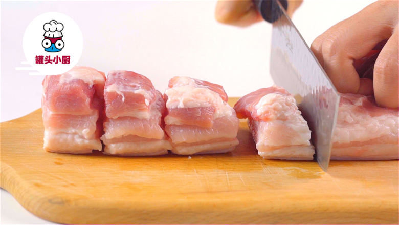 不用炒糖色的红烧肉,<a style='color:red;display:inline-block;' href='/shicai/ 36099'>猪五花肉</a>400g洗净擦干,切成两指宽的均等肉块(五花肉建议选三分肥七分瘦,并且肥瘦均匀相间的哦,不要选太过厚的)