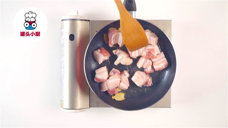 不用炒糖色的红烧肉,再放入肉块翻炒至颜色微焦(将猪肉内的油脂炒出,可以让猪肉吃起来肥而不腻)