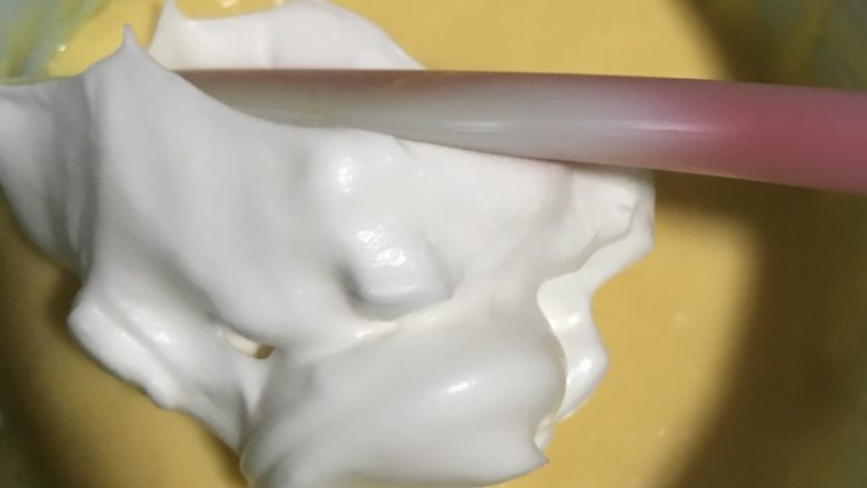 百香果戚风6寸,取1/3的蛋清加入蛋黄糊中,2次抄底切拌均匀,倒入剩余的蛋白中切拌均匀