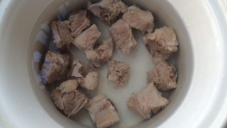 #感恩节食谱#莲藕排骨汤,加适量水。