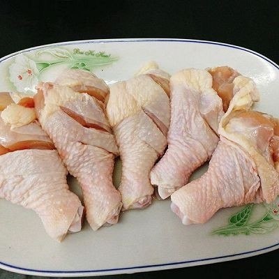 #感恩节食谱#+红烧鸡腿
,鸡腿的转圈切上2-3刀,便于入味。