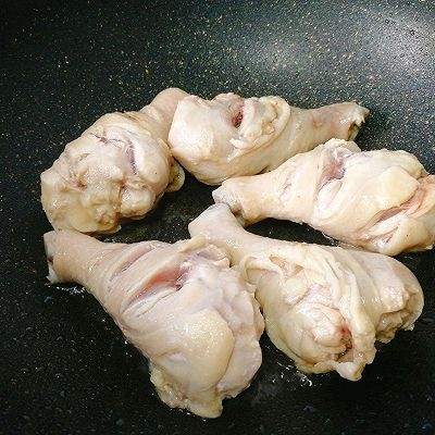 #感恩节食谱#+红烧鸡腿
,放入鸡腿煎,
