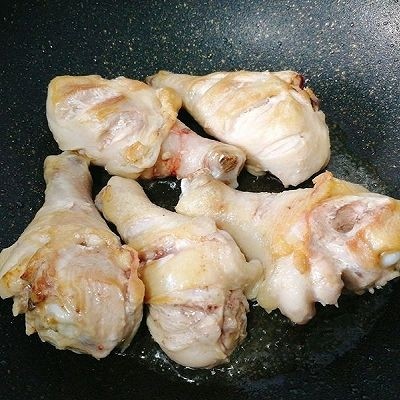#感恩节食谱#+红烧鸡腿
,小火煎