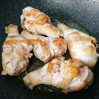 #感恩节食谱#+红烧鸡腿
,煎的外皮有金黄色。
