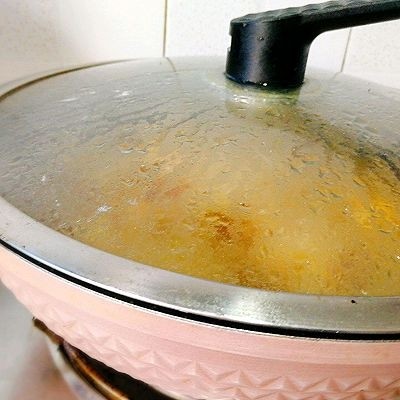 #感恩节食谱#+红烧鸡腿
,盖上盖子煮15~20分钟后汤汁差不多变少,取出卤料