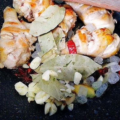 #感恩节食谱#+红烧鸡腿
,加入配料继续翻炒,