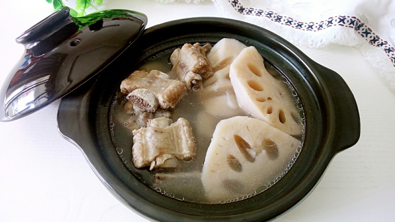 #感恩节食谱#莲藕排骨汤,这么冷的天气,来一碗汤让家人喝着暖到心窝里。